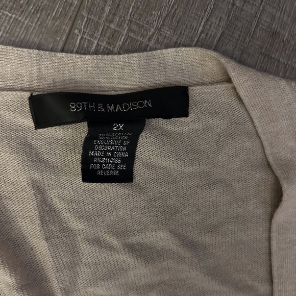 Tan sweater with brass - Picture 3 of 3